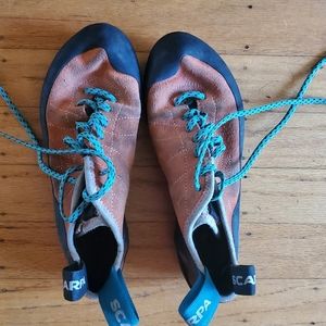 Scarpa Helix 38.5 climbing shoes